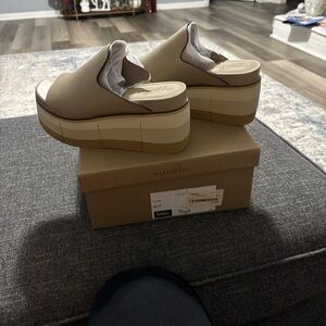 Naked Feet Women's Cream and Tan Platform Mules